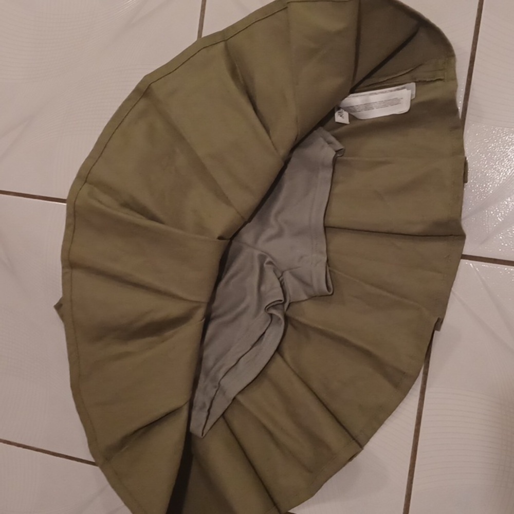 4/$80 Khaki Pleated Skort - Size US6 - Picture 4 of 8